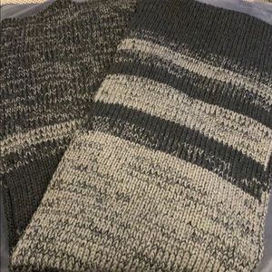 NWOT Beautiful gray scarf.